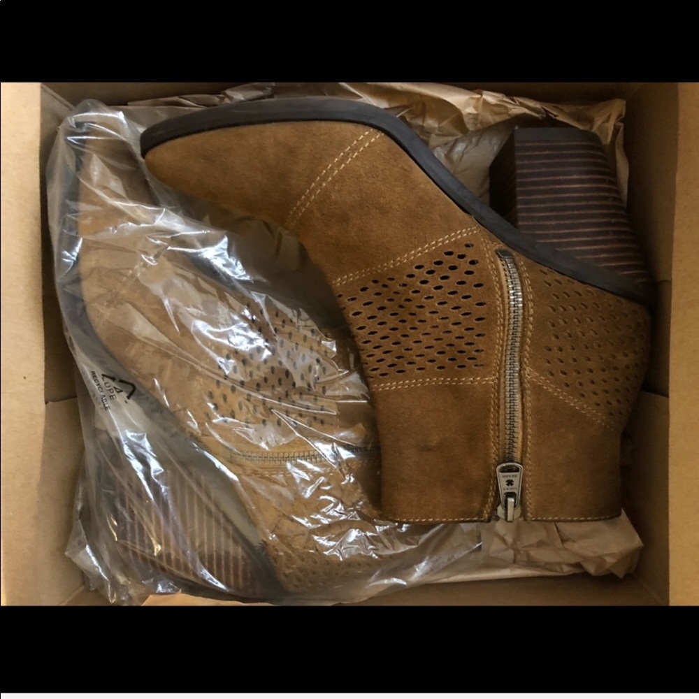 Like New! Lucky Brand Booties Tan, Spring Season